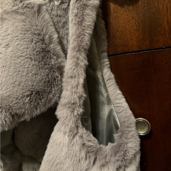 Winter 2025 women’s Belted Faux Fur Sleeveless Vest - Picture 6 of 9